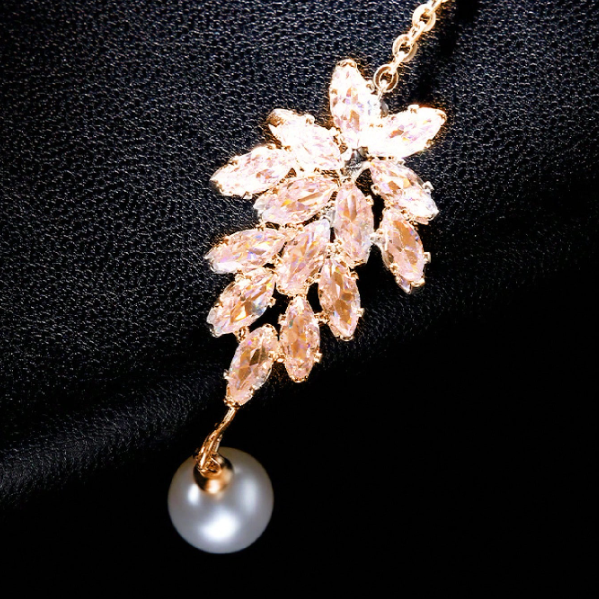 Pearl and Zircon Bindiya